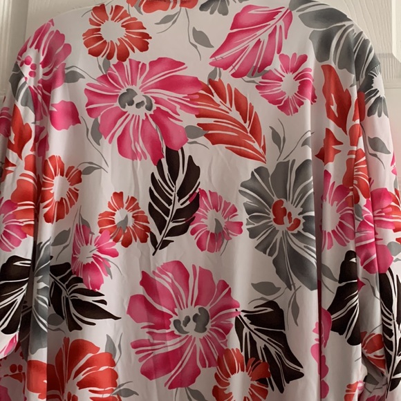 Beautiful top - Picture 6 of 10